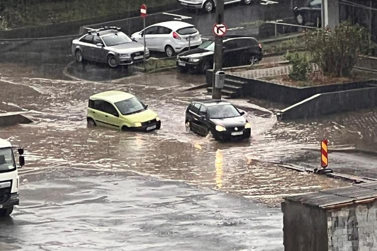 Mașină ”înecată” în Mărăști, pe strada Nirajului. ”Dorel” de la RADP i-a nenorocit mașina - VIDEO și FOTO