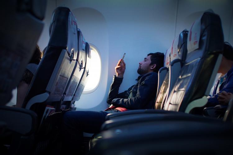 Fotografie controversată, trimisă prin AirDrop pasagerilor dintr-un avion. Pilotul a ameninţat că anulează decolarea