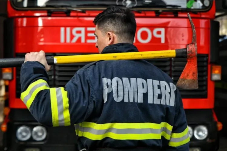 FOTO - Explozie într-un bloc de locuințe din Târgu Mureș: „Am pus mâna pe pantof şi afară tot cu papuci de casă m-am dus. Eram foarte speriat”