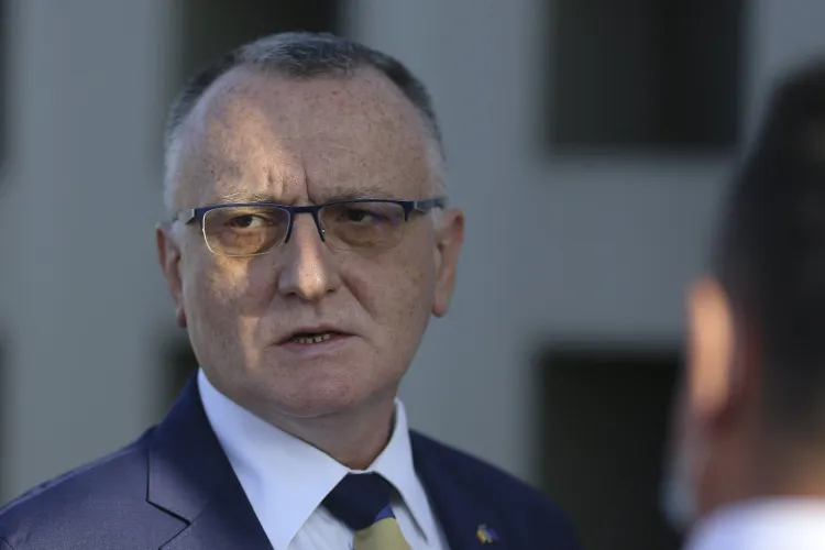 Ministrul Educației a spus că va plăti el „din salariul propriu” înlocuirea gardului de la Colegiul Național „Sfântul Sava” din București