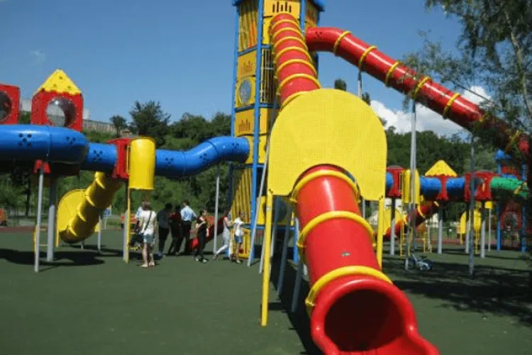 Doi copii, blocați într-un tobogan tubular dintr-un parc cu probleme. Cei mici nu au văzut că ieșirea era astupată cu un placaj