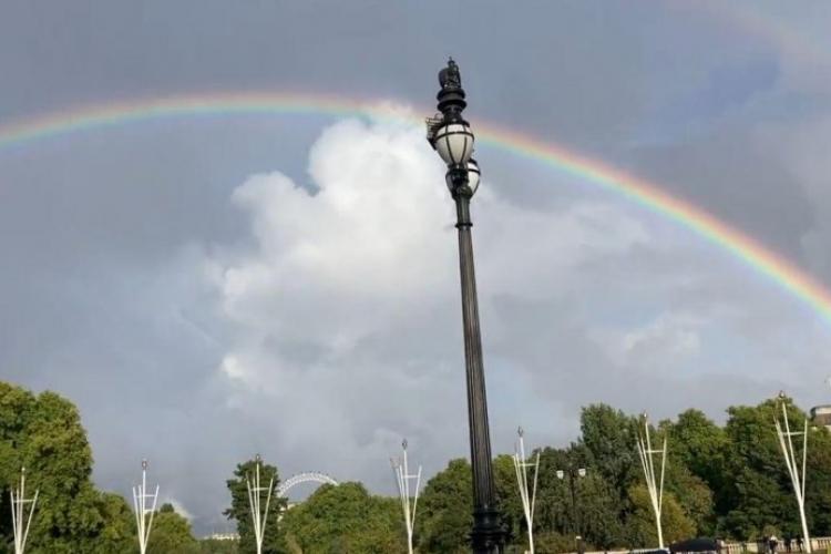 VIDEO/FOTO - Un curcubeu dublu a apărut deasupra Palatului Buckingham după decesul Reginei Elisabeta a II-a