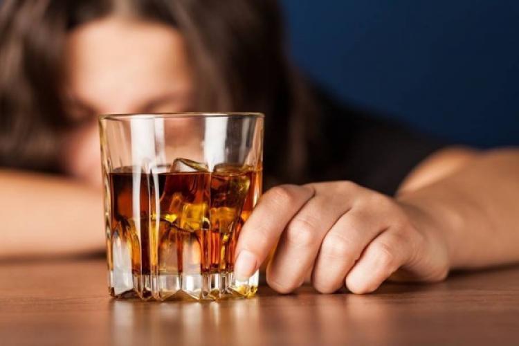 Medicii români avertizează: A crescut numărul femeilor dependente de alcool care ajung la spital. De vină este și pandemia