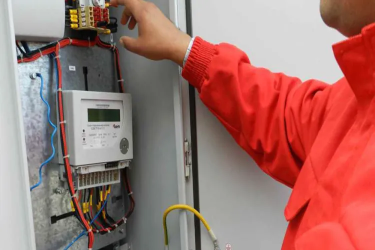 Fiul unui primar, cercetat de poliţişti, după ce s-a branșat ilegal la rețeaua electrică a primăriei