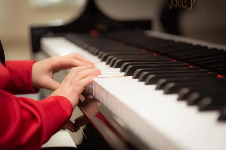 Copiii care au învățat să cânte la un instrument muzical dezvoltă mai multe abilități cognitive de-a lungul vieții 