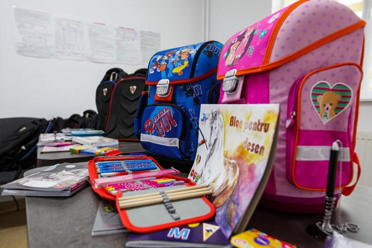 450 de copii nevoiași din Cluj-Napoca au primit ghiozdane cadou - FOTO