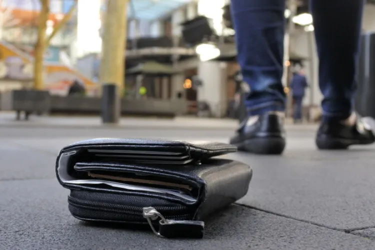 Gest de omenie: Un bărbat a găsit 17.000 de lei în parcarea unui supermarket și a dus banii la Poliție. „Așa ar trebui să procedeze toată lumea”