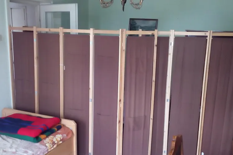 Clujul chiriilor lovește din nou. Se închiriază cameră cu paravan, pentru că se trece prin ea - FOTO