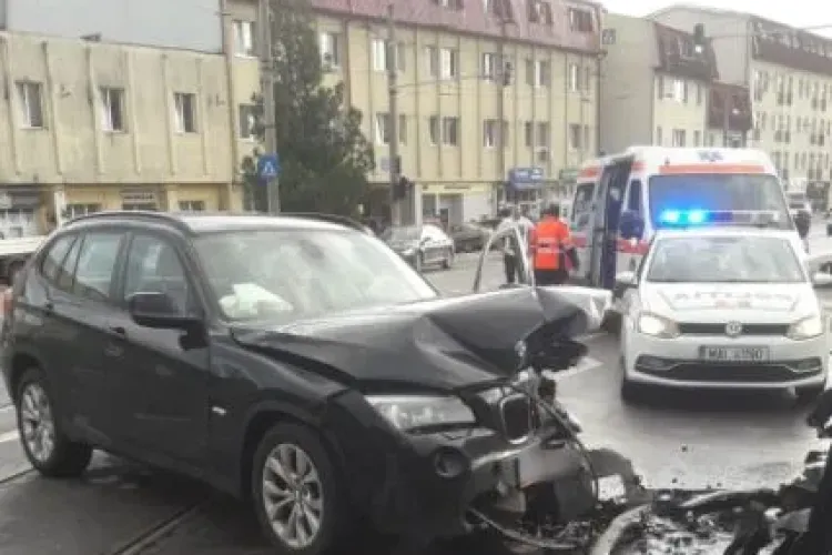 FOTO - Accident pe strada Oașului: Impact puternic între două autoturisme. Două persoane, transportate la spital 