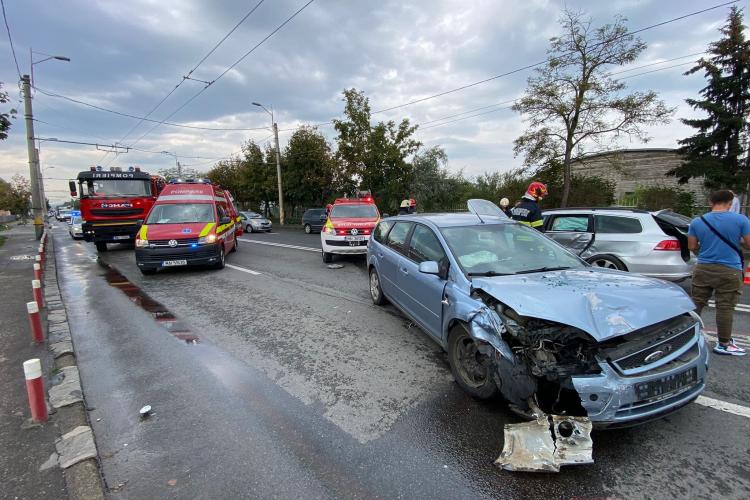 FOTO. Accident pe strada Traian Vuia! Două persoane transportate la spital de către echipajul SMURD