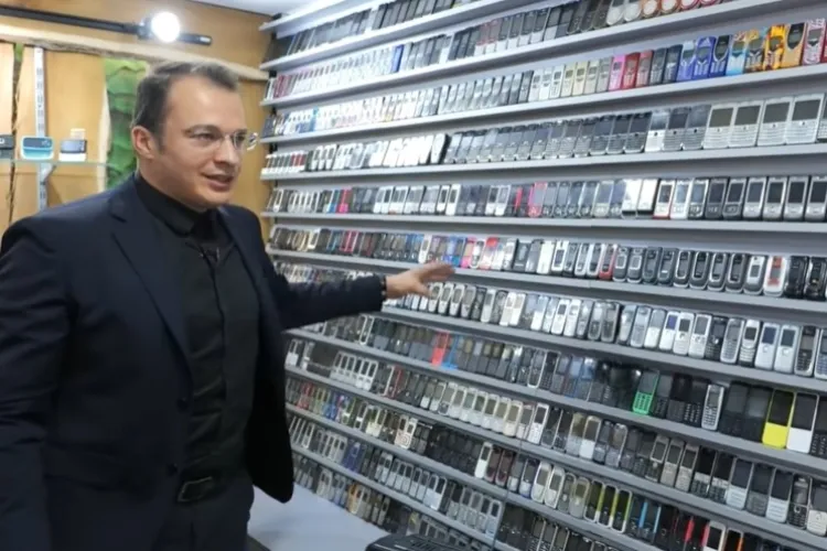 Impresionant! Un clujean deține una dintre cele mai mari colecții de telefoane mobile din lume. Speră să intre în Cartea Recordurilor