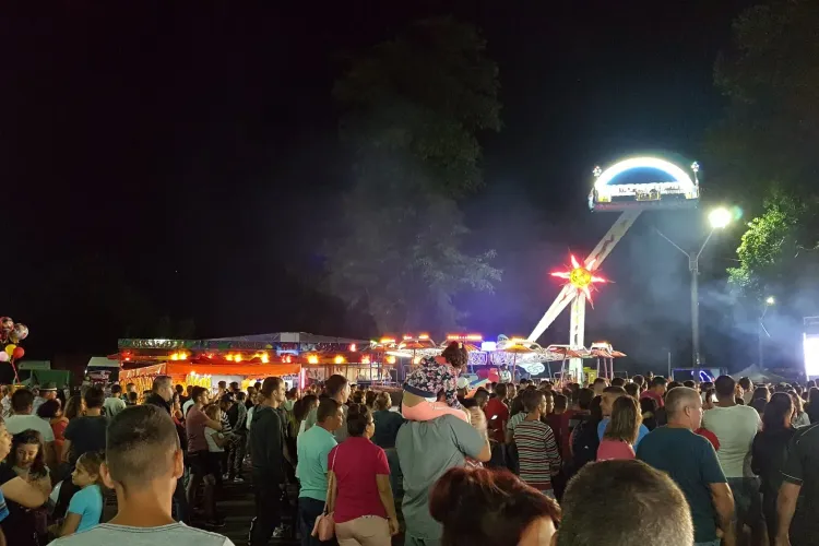 Bătaie cu bâte şi pumni la zilele unui oraş. Şapte tineri au fost bătuţi de doi indivizi. Toate s-au întamplat sub privirea celor de la pază