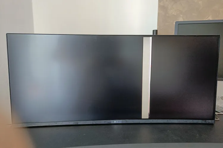 Clujean furios pe un magazin online, de unde a cumpărat un monitor de 2000 de lei, care a venit defect - FOTO