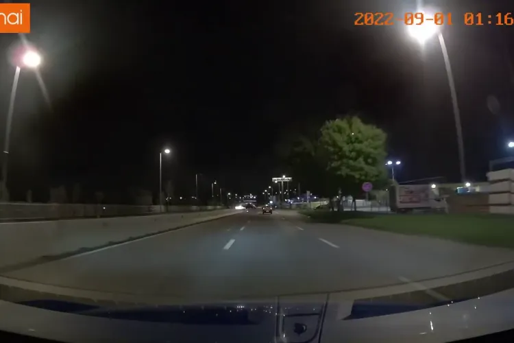 Accident grav în fața Arabesque FILMAT! O mașină a sărit peste ”zidul” de beton, care desparte sensurile și s-a răsturnat - VIDEO