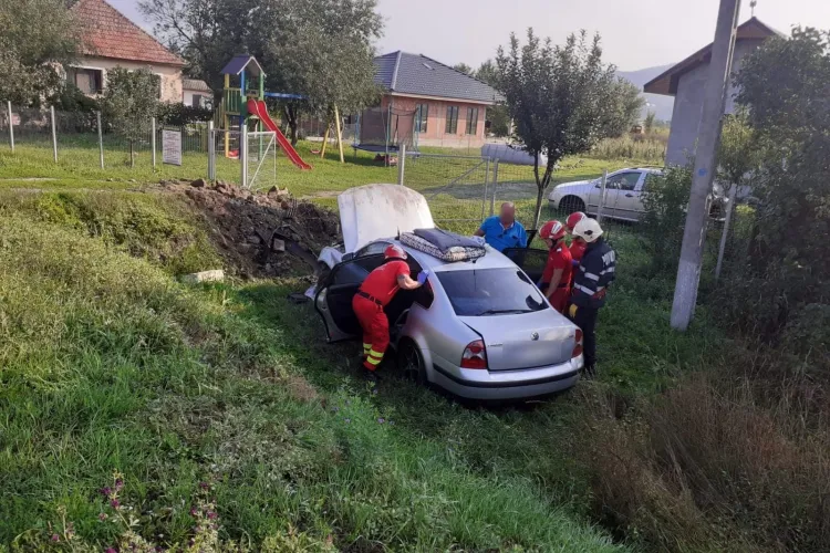 Accident la ieșire din Gherla! Pompierii au intervenit pentru descarcerarea victimei