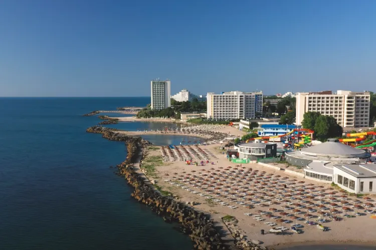 Un turist de pe litoral a povestit cum era scanat zilnic, ca să intre la masă: Tăiau curentul la final ca să plece lumea