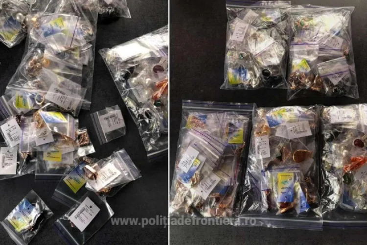 FOTO - Peste jumătate de kilogram de bijuterii, introdus în țară de două femei. Vameșii au găsit bijuteriile ascunse pe corpul acestora