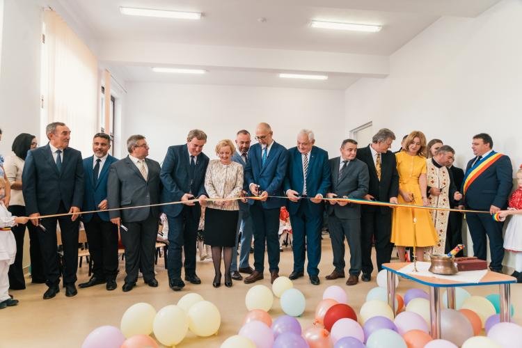 De câți politicieni e nevoie ca să inaugureze o grădiniță? În Sălaj au inaugurat o grădiniță româno-maghiară, la Huedin nu au putut - FOTO