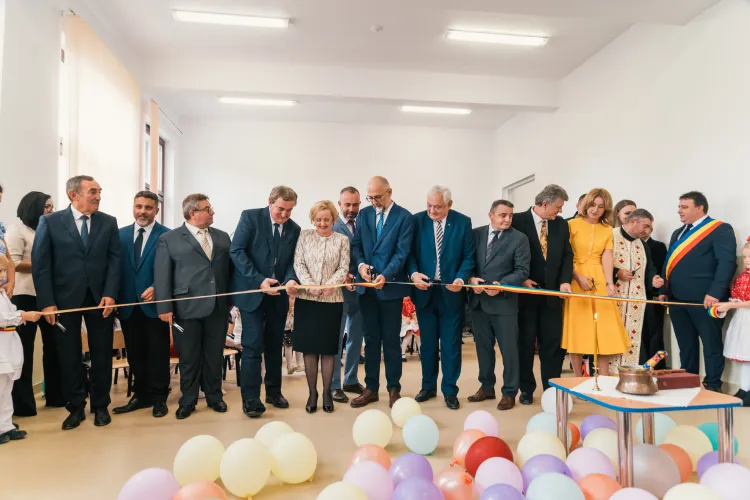 De câți politicieni e nevoie ca să inaugureze o grădiniță? În Sălaj au inaugurat o grădiniță româno-maghiară, la Huedin nu au putut - FOTO