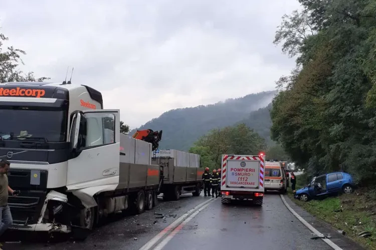 FOTO - Accident rutier în comuna clujeană Morlaca. O femeie de 50 de ani, transportată la spital