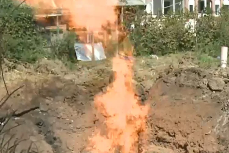 Un bărbat care săpa un puț în curtea casei a dat peste o pungă de gaze. Focul arde de câteva zile în curtea sa 