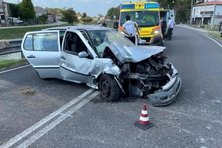 Fetiță româncă de 5 ani, aruncată din mașină pe asfalt, după un accident în Italia! Mama copilei a pierdut controlul volanului 