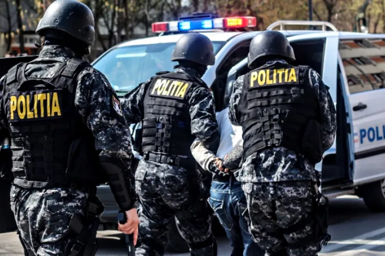Polițiști atacați de un bărbat cu drujba în timpul unei intervenții. Agenții au tras mai multe focuri de armă