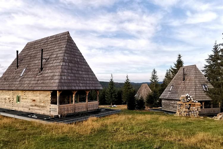 Arhitectură de calitate în Munții Apuseni. Patru căsuțe de lemn mutate la Smida, comuna Beliș - FOTO
