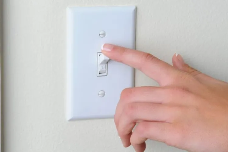 Tot mai mulți angajați români vor să se întoarcă la birou din cauza scumpirilor. În felul acesta își reduc facturile pe timp de iarnă