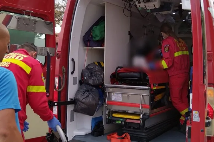 Fată de 11 ani, lovită pe trecerea de pietoni de o mașină de poliție. Polițistul era cu ochii în telefon