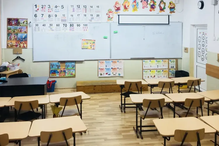 Profesorii și elevii vor avea o zi liberă, în mijlocul săptămânii. Vezi când se sărbătorește Ziua Educației