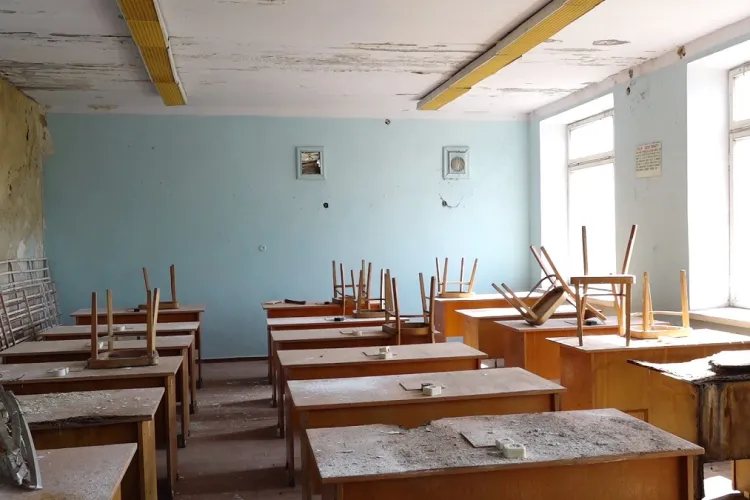 FOTO - Şcoli din Cluj, lăsate în paragină, imposibil de salvat: „Animalele își mai duc traiul pe aici”