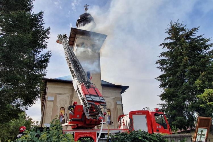 A luat foc biserica din Crasna, județul Sălaj - FOTO