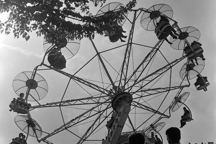 Carturi și roată carusel în Piața Mihai Viteazu. Imagini din 1960 - FOTO