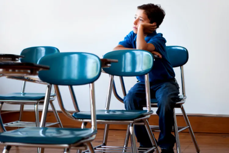 Doi elevi clujeni, condamnaţi în primă instanță pentru că au hărțuit un coleg. Tânărul a fost legat de scaun şi machiat cu forţa