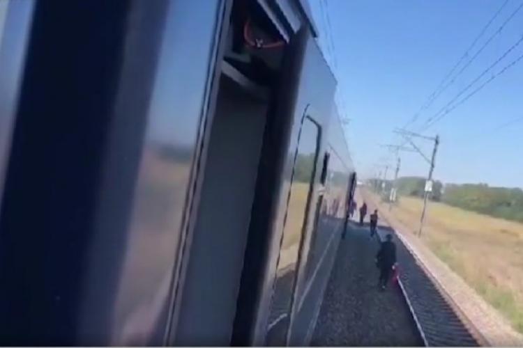 Haos într-un tren de călători! Oamenii au coborât în câmp după ce acesta a luat foc