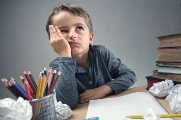 Temele în exces, motiv de stres pentru elevi: Prea multe teme pot duce la epuizare, pierdere în greutate și izolare socială
