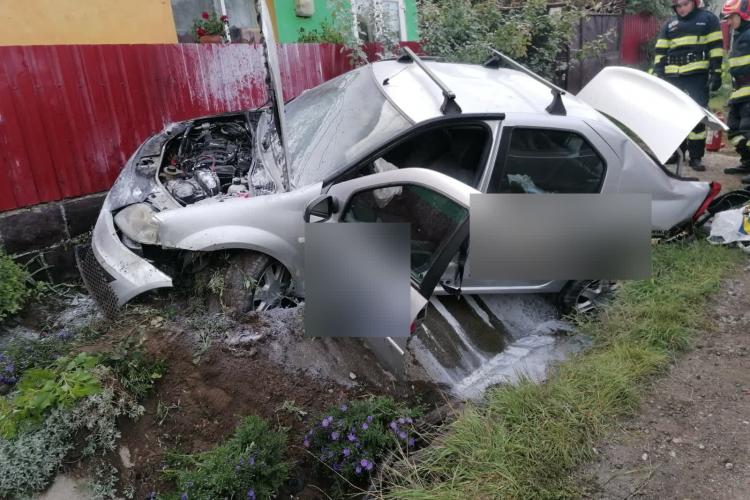 FOTO. Accident rutier în comuna Poieni. O mașină a luat foc!