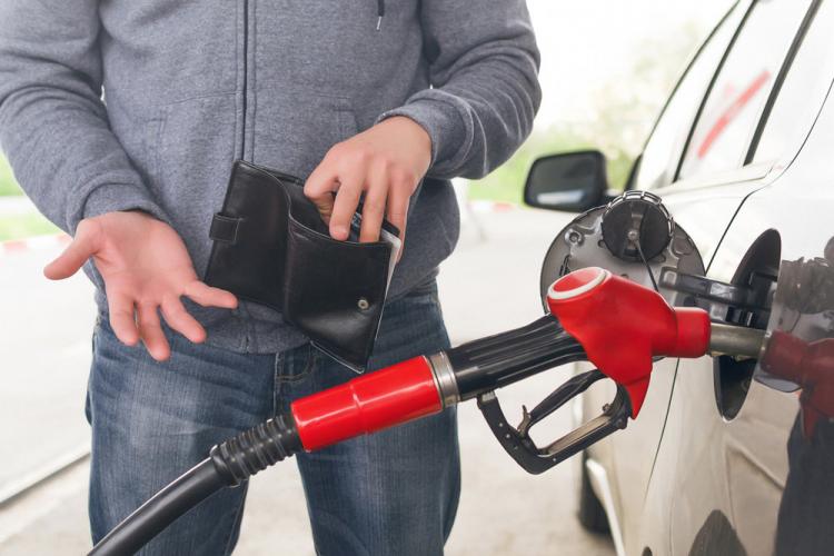 Coaliţia de guvernare ar urma să prelungească subvenţionarea preţului carburanților doar la motorină, nu şi la benzină
