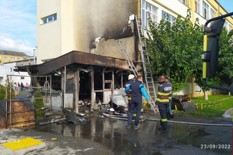 A luat foc un chioșc alimentar de la o școală din Hațeg - VIDEO și FOTO
