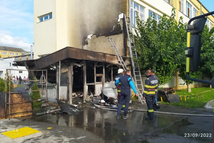 A luat foc un chioșc alimentar de la o școală din Hațeg - VIDEO și FOTO