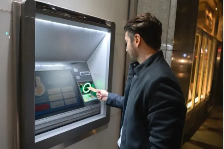 Un bărbat a primit în cont, din greșeală, o sumă mare de bani de la Google. De o lună așteaptă să-i înapoieze