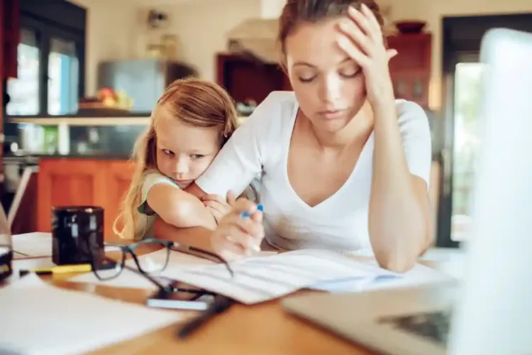 România, sancționată de Comisia Europeană: Nu a comunicat transpunerea Directivei privind echilibrul dintre viaţa profesională şi privată a părinţilor