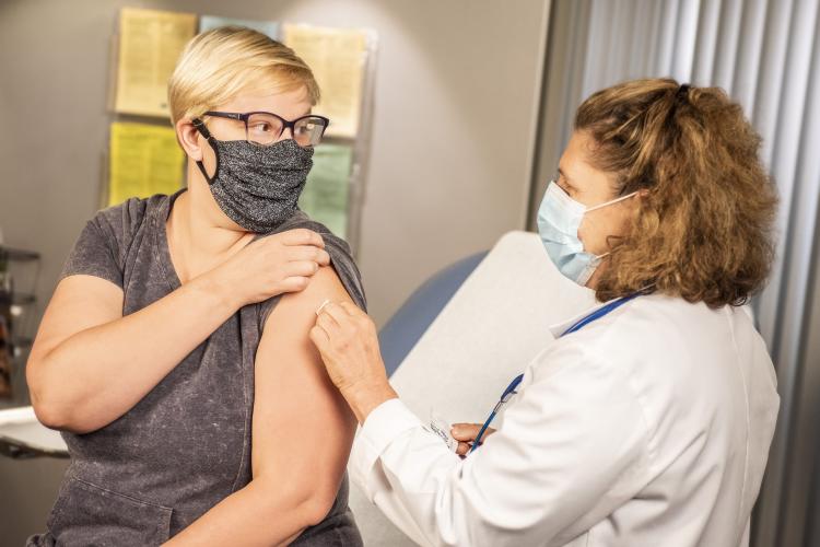 Vaccinul antigripal ajunge în cabinetele medicilor de familie! Cine beneficiază de vaccin gratuit
