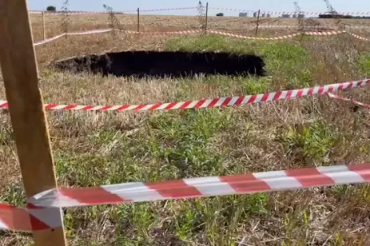 Groapă de cinci metri apărută peste noapte într-o comună de pe litoral. Localnicii spun că nu au mai văzut așa ceva