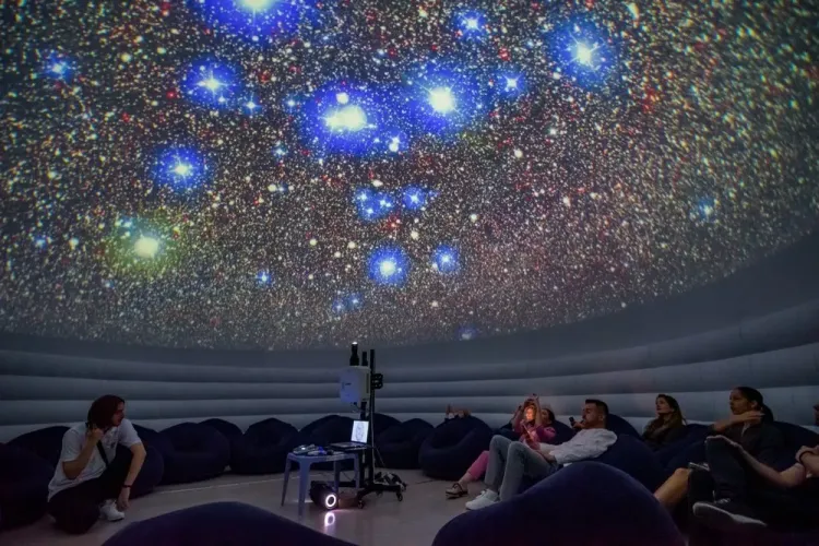 Explorări prin spaţiu şi timp pentru pasionaţii de toate vârstele. Descoperă Universul la Planetariul din Iulius Mall Cluj!