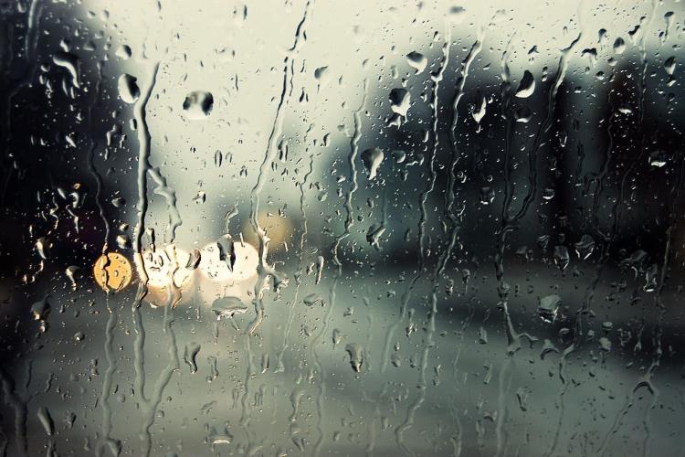 Cod Galben de ploi și vânt puternic până duminică în aproape toată țara. Vezi care este situația în Cluj