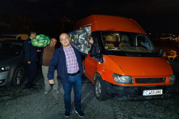 Ce fost premier mai face așa ceva? Boc a cărat în spinare saci cu legume pentru oamenii nevoiași - FOTO