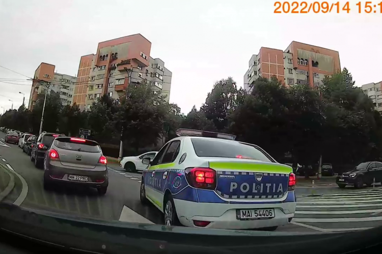 Polițist clujean cu tupeu! El poate că taie calea altora, pentru că nu are răbdare să stea la rând - VIDEO
