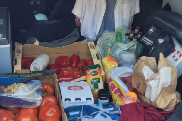Un român și-a umplut portbagajul cu mâncare și a plecat în Thassos: „Decât să dau 100 de euro pe două plăcinte, mai bine îmi gătesc singur”